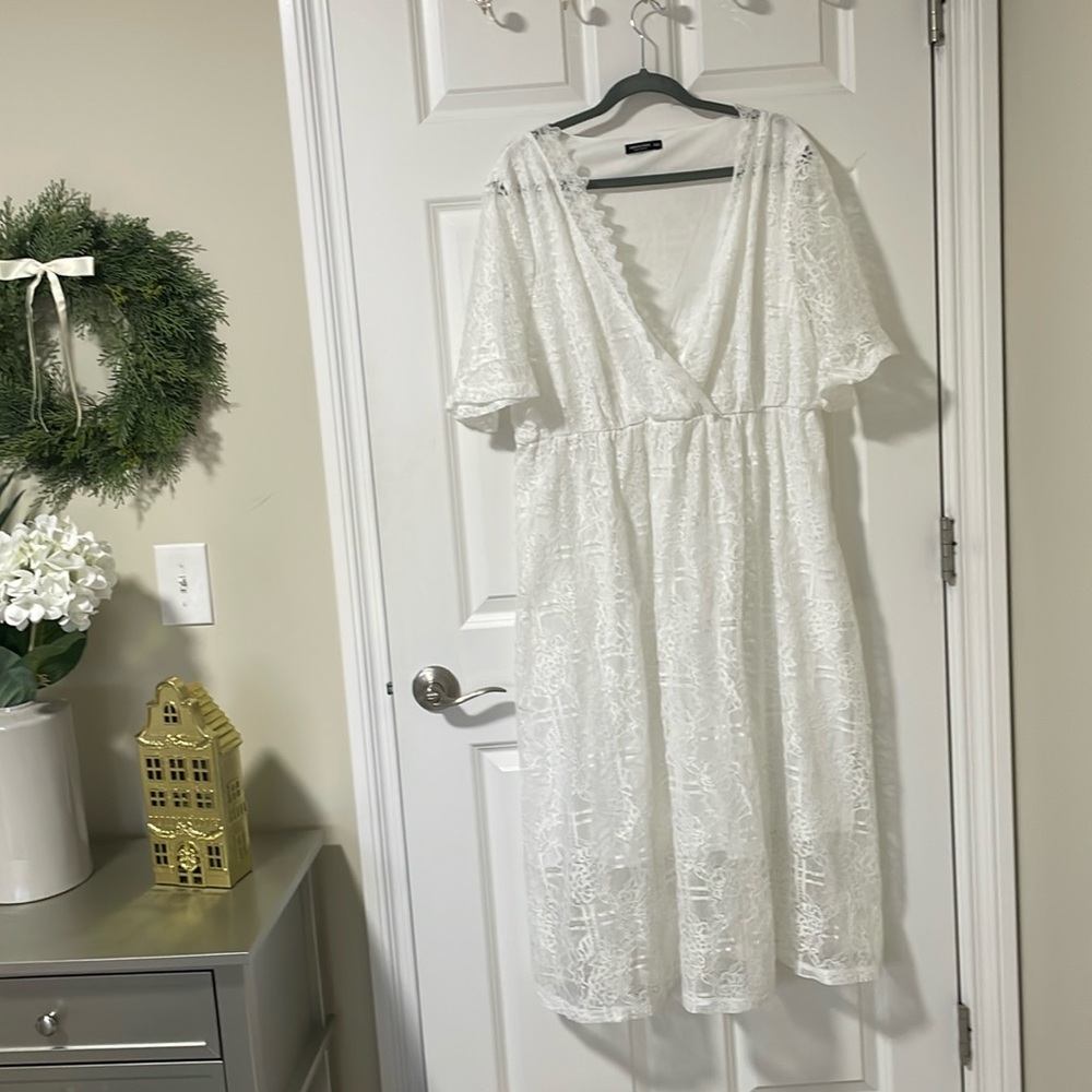 White lace v-neck dress with short sleeves